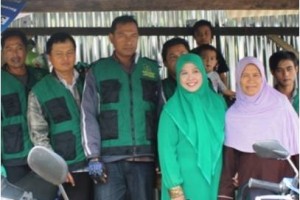 Bunda Warna berfoto bersama dengan komunitas ojeg Cirendang.